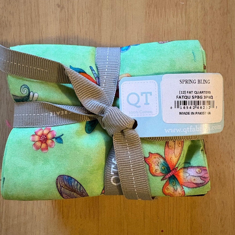 QT Quilting Fabrics Fat Quarter bundle 12 fat quarters - Picture 3 of 7